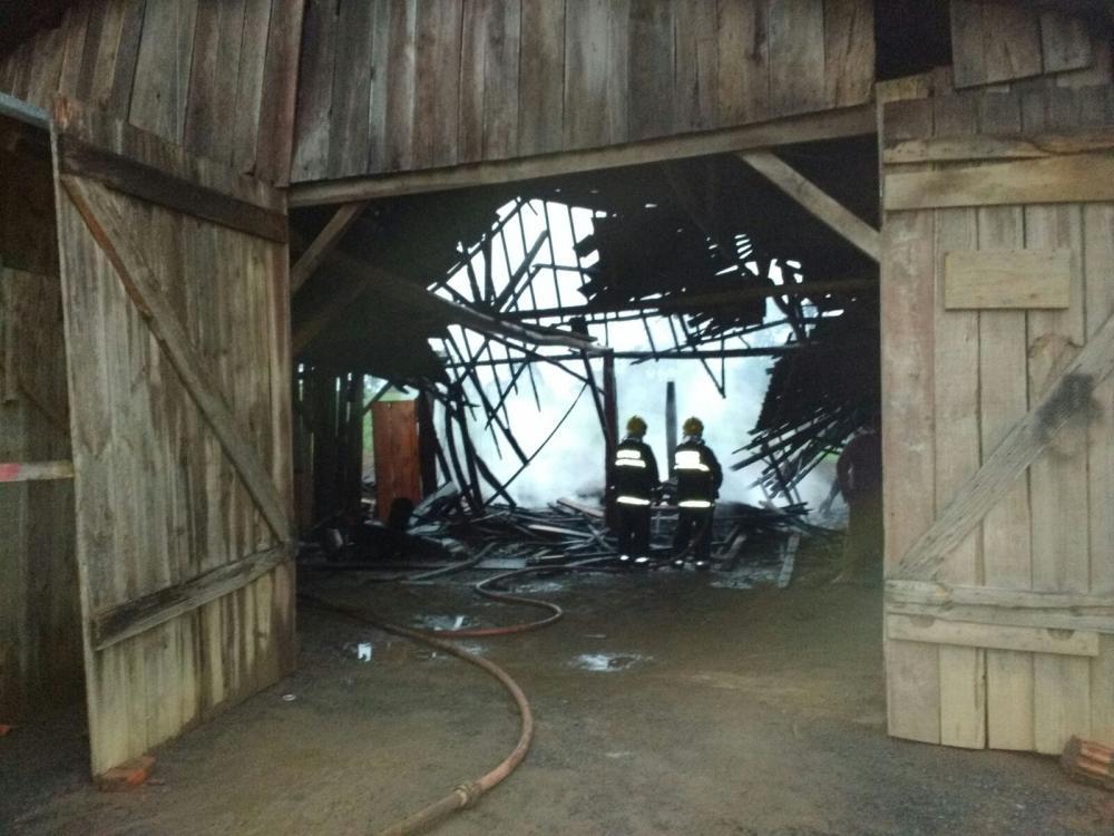Galpão é parcialmente destruído pelo fogo em Ituporanga