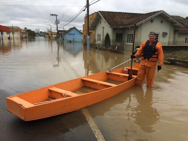 Grávida em abrigo entra em trabalho de parto e é removida de barco em Rio do Oeste 