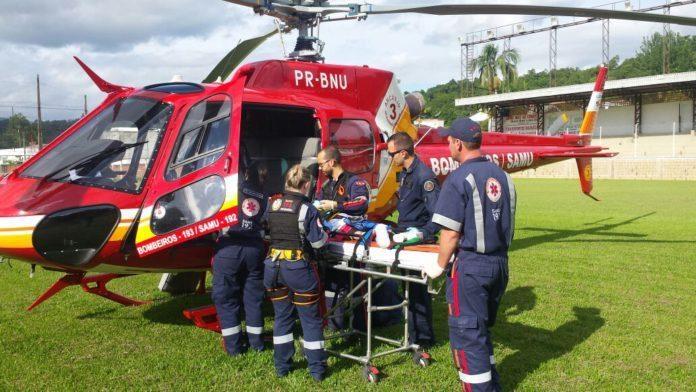 Helicóptero Arcanjo atende criança de dois anos que se afogou em rio, em Ibirama