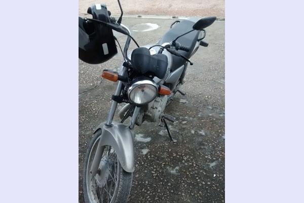 Homem acaba preso após cair de moto em frente a base da polícia em Atalanta