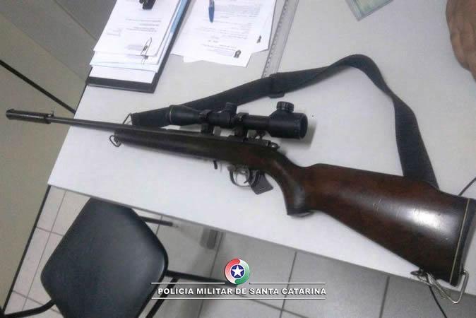 Homem é preso e arma de fogo apreendida em Aurora 