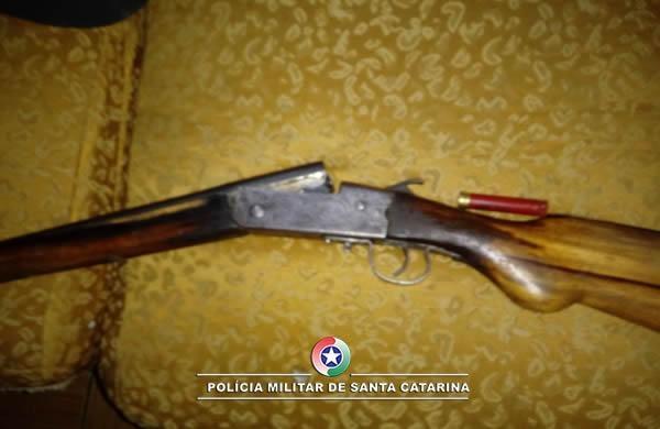 Homem efetua disparo de espingarda em Imbuia e acaba conduzido pela PM
