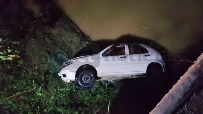 Homem morre após carro cair em rio, em Agronômica