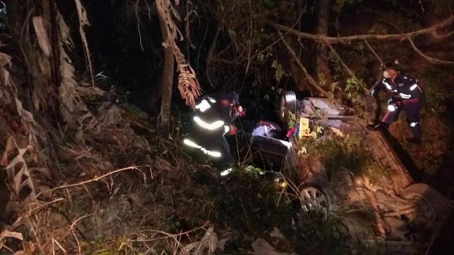 Homem morre após carro capotar e cair em córrego em Rio do Sul 