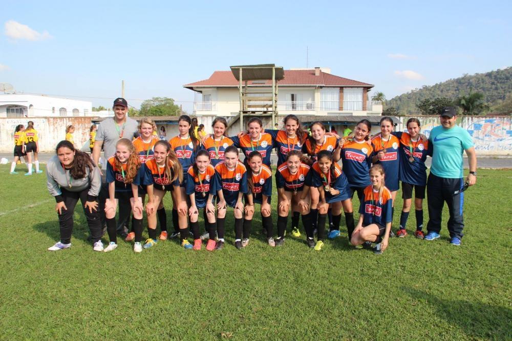 Imbuia fica com o título no masculino e feminino no regional do Moleque Bom de Bola