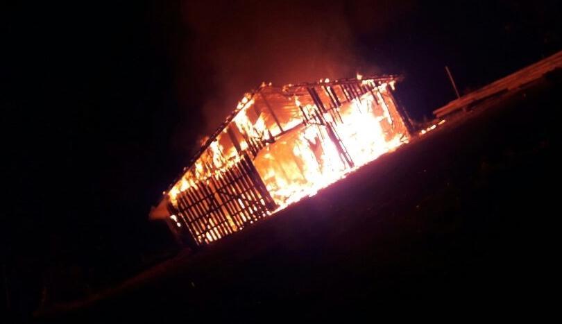 Incêndio destrói galpão em Atalanta 