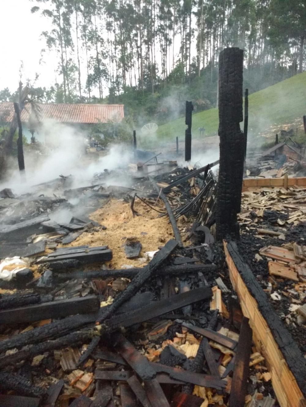 Incêndio destrói galpão no interior de Petrolândia