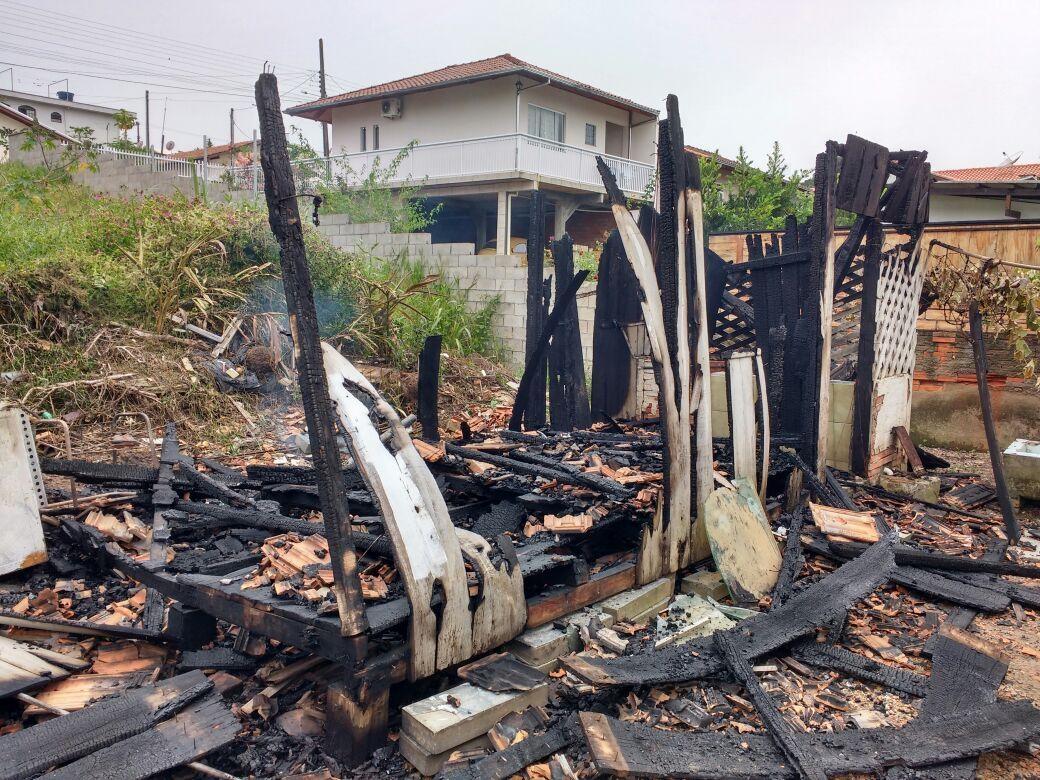Incêndio destrói rancho em Ituporanga 