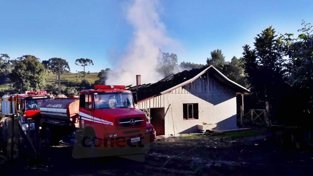 Incêndio destrói residência em Atalanta