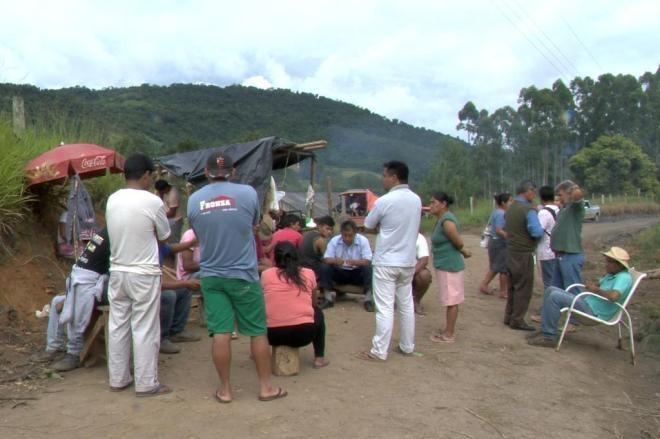 Índios e agricultores desbloqueiam estradas na zona rural de José Boiteux, no Alto Vale 