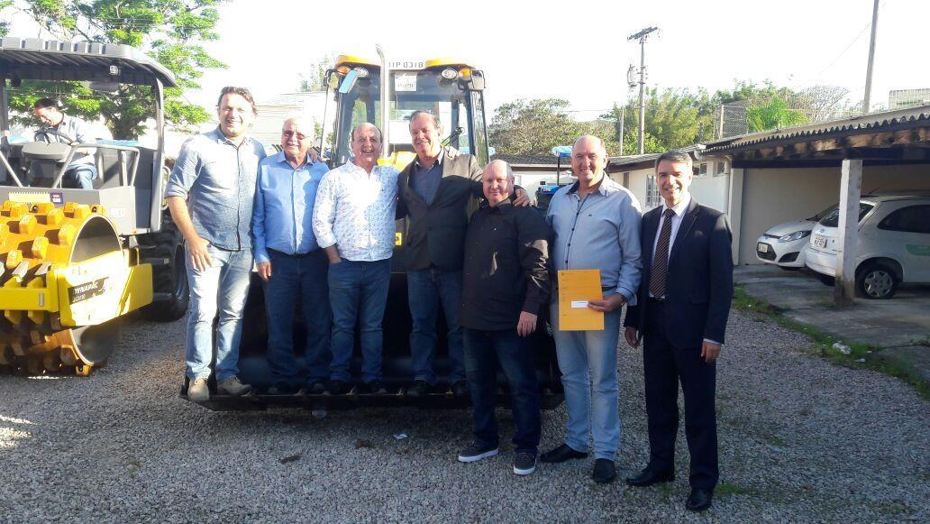 Ituporanga recebe retroescavadeira para agricultura