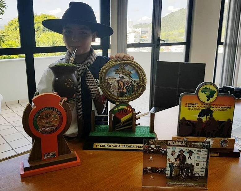 Ituporanguense traz troféu de campeão do Rodeio Internacional de Vacaria 