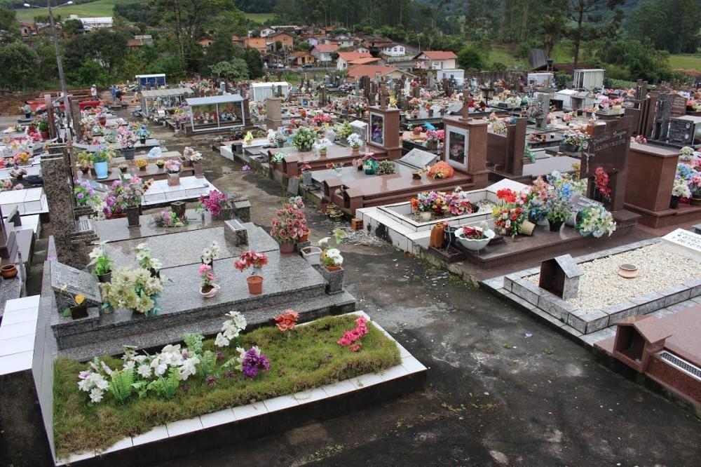 Manhã de feriado de Finados é marcada pela intensa movimentação nos cemitérios de Ituporanga