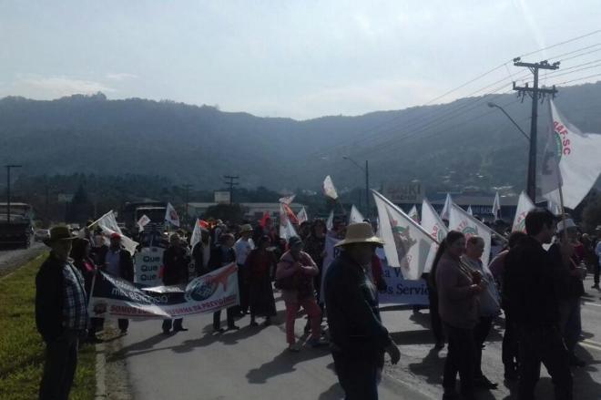 Manifestantes interditam a BR-470, em Rio do Sul, contra reforma trabalhista 
