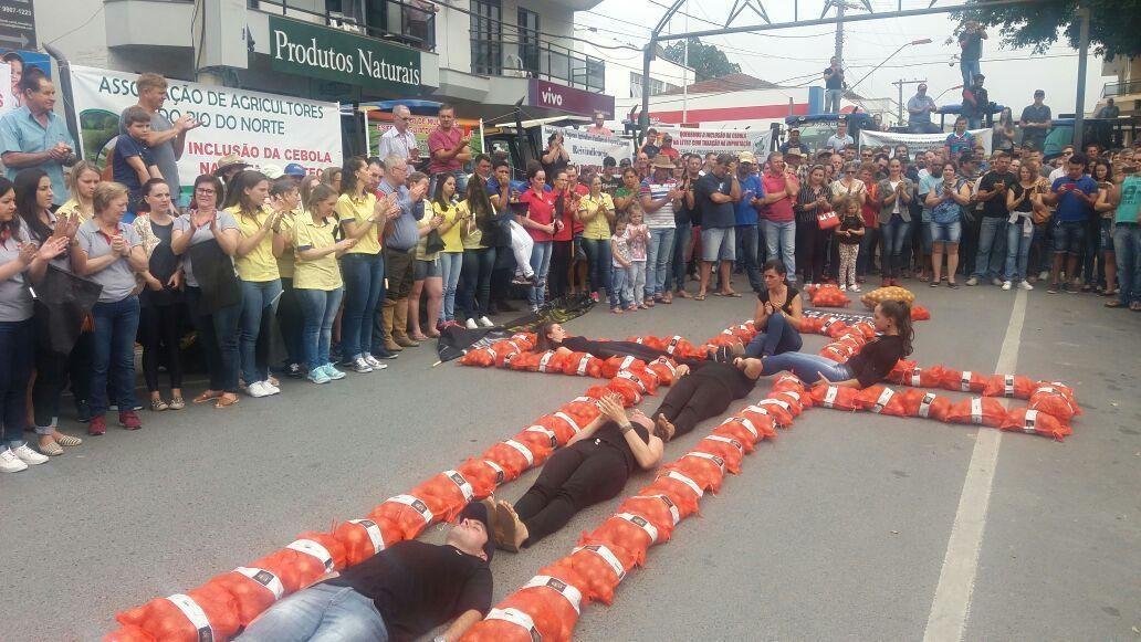 Milhares de agricultores participam do “1º Grito pela Cebola” em Ituporanga