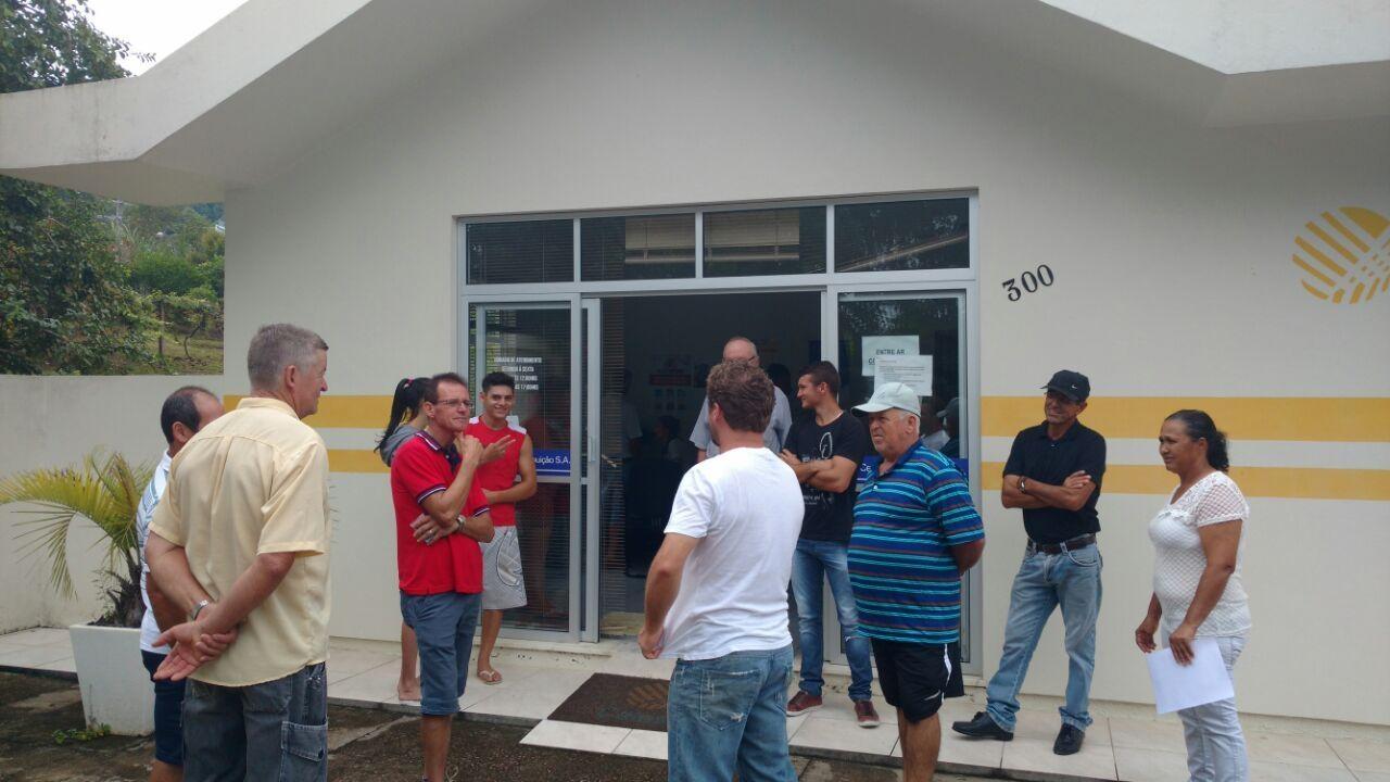 Moradores de Rio Bonito fazem manifesto em frente à Celesc de Ituporanga