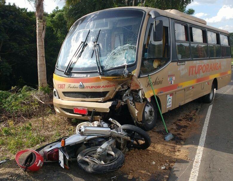 Motociclista morre ao colidir contra micro-ônibus em Ituporanga