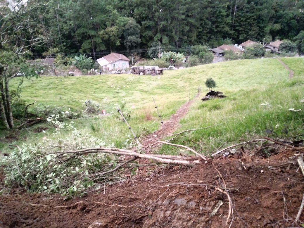 Motorista consegue pular de cabine antes de caminhão descer ribanceira em Ituporanga