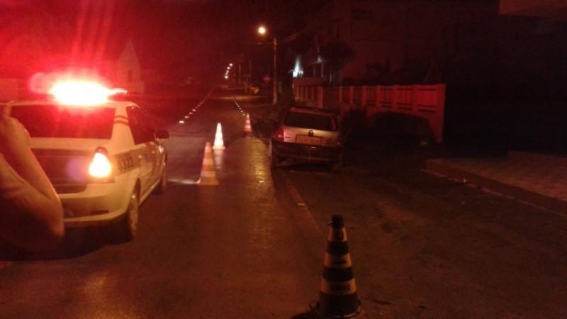 Motorista embriagado e com mandado de prisão ativo é detido pela polícia em Atalanta 