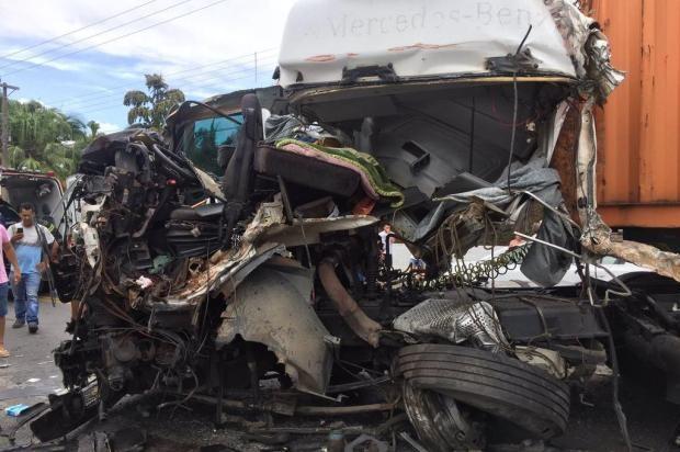 Motorista fica gravemente ferido em acidente entre duas carretas na BR-470 em Apiúna 
