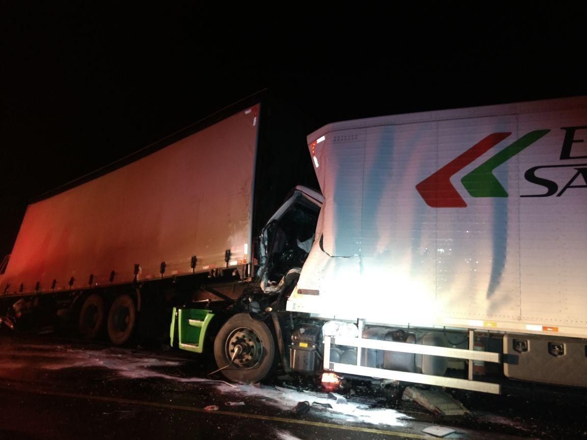 Motorista morre ao bater na traseira de caminhão parado na BR-470, em Pouso Redondo
