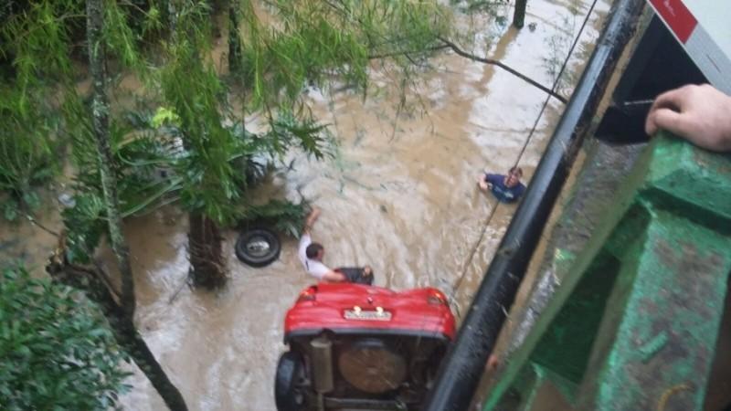 Motorista morre após carro cair em ponte de Lontras