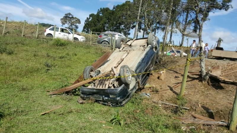 Motorista perde controle da direção e carro invade casa em Atalanta