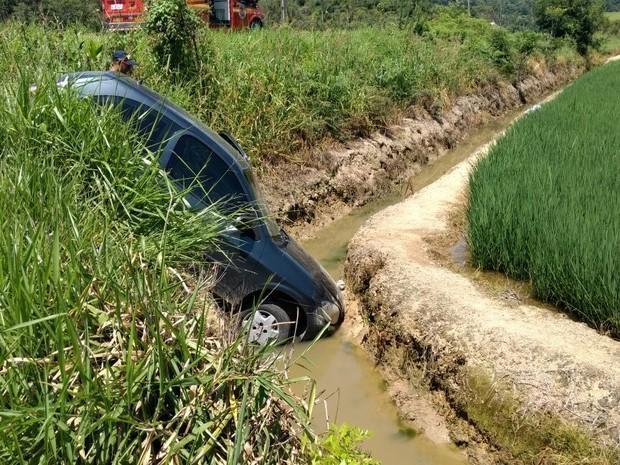 Mulher é encontrada morta perto de carro em vala na BR-470, em Pouso Redondo