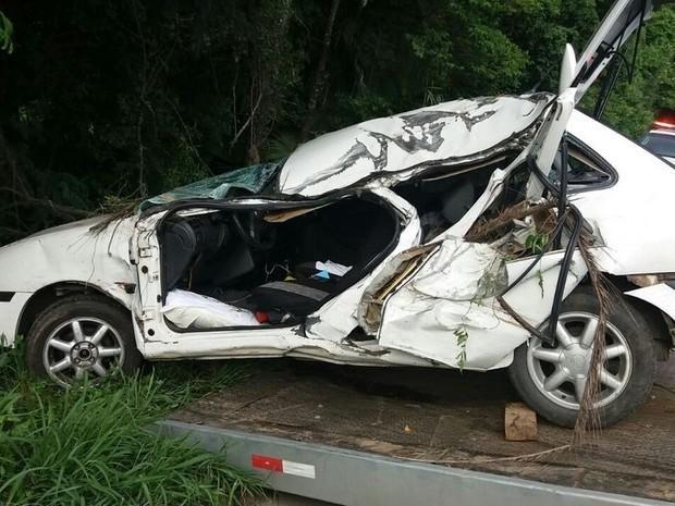 Mulher morre após bater carro em árvore em Agronômica 