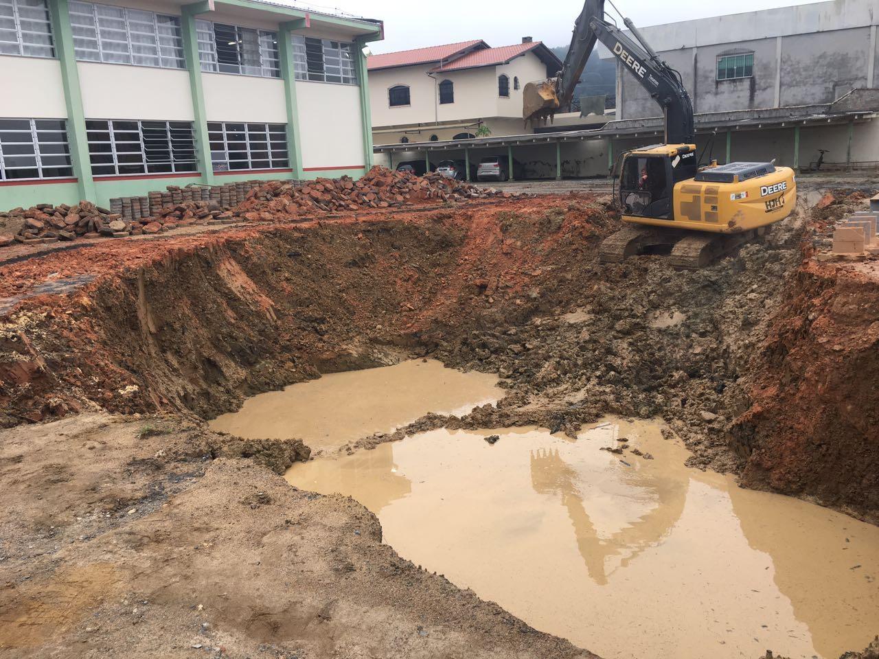Obras para desobstruir galeria no bairro Santo Antônio causa transtornos para a Escola Aleixo Dellagiustina