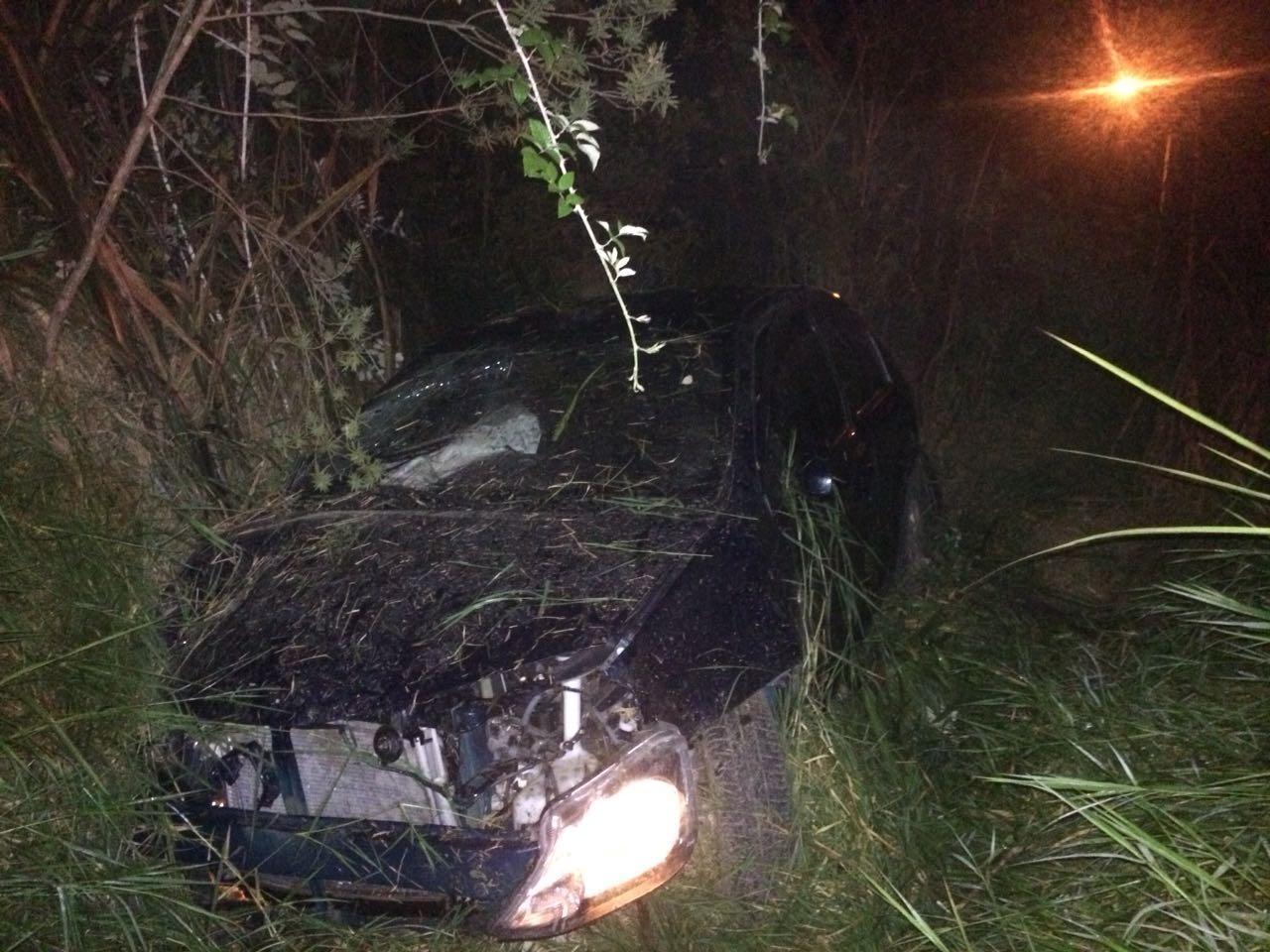 Ocupantes de carro roubado fogem da PM após capotar, em Rio do Sul