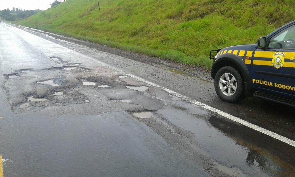 Operação tapa buracos é realizada na BR-470