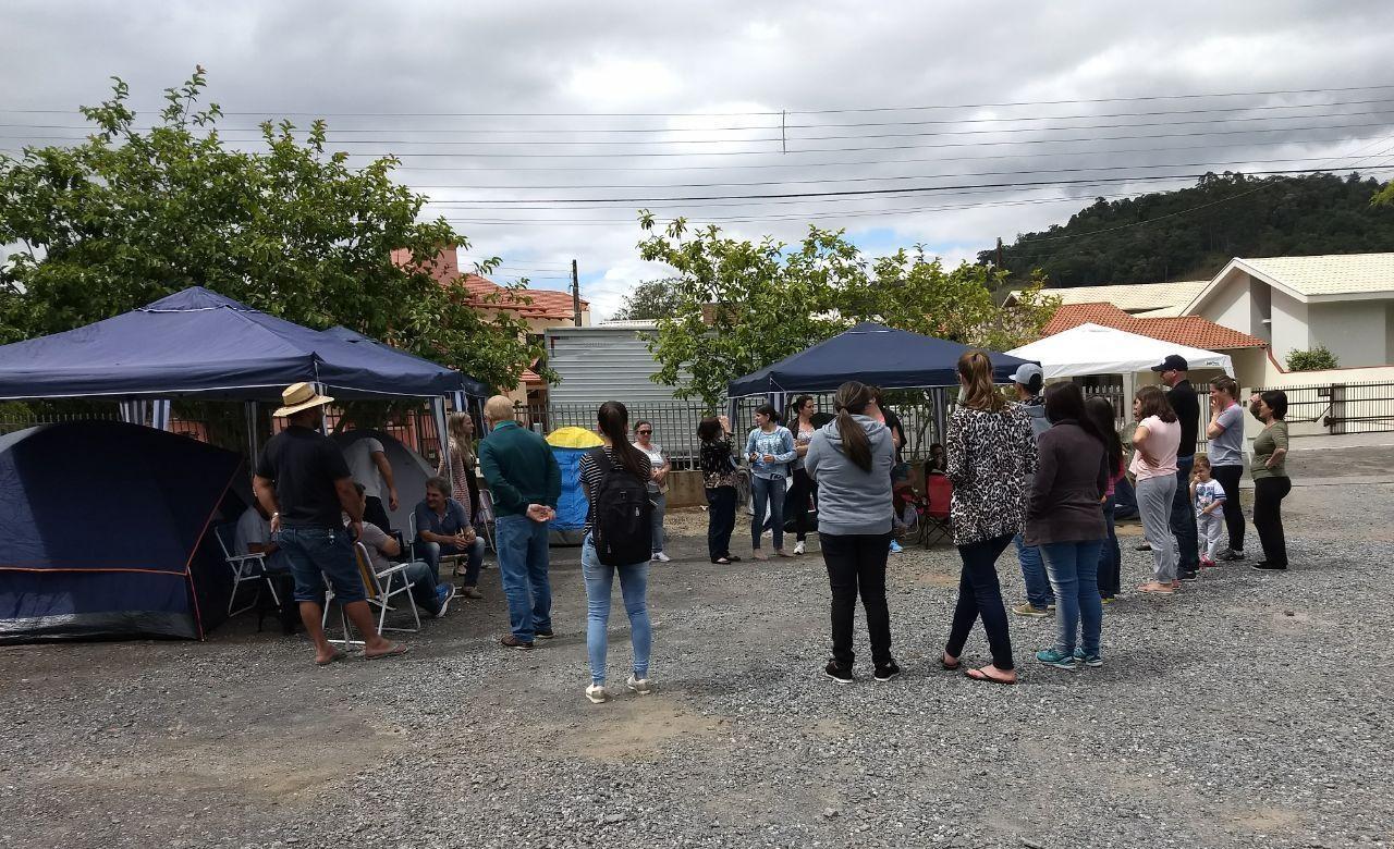 Pais já estão acampados aguardando vagas no Centro Educacional Bom Pastor, em Ituporanga