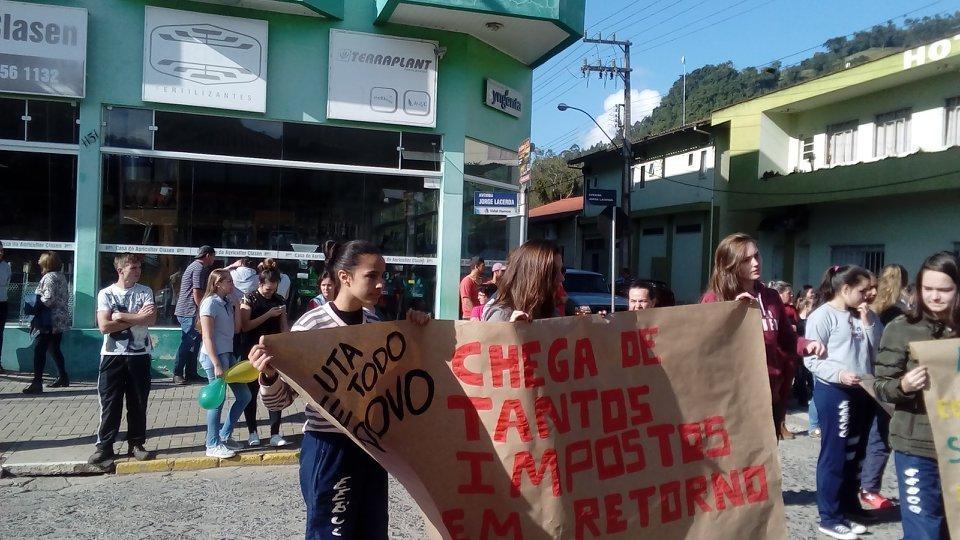 Paralisações continuam no Alto Vale e população faz manifestação para apoiar caminhoneiros