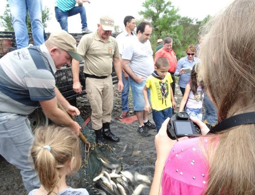 Peixes são soltos na represa de Perimbó em Petrolândia 