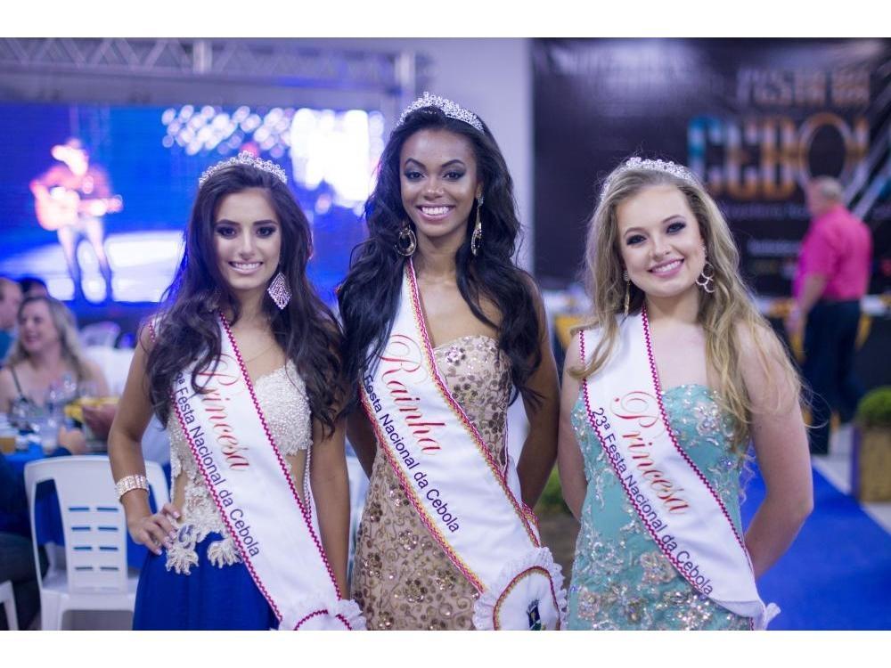 Pela 1ª vez, negras vencem concursos de beleza em festas tradicionais de SC