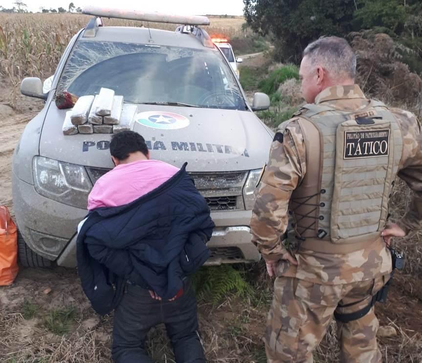 Perseguição com troca de tiros termina com dois homens presos em Aurora