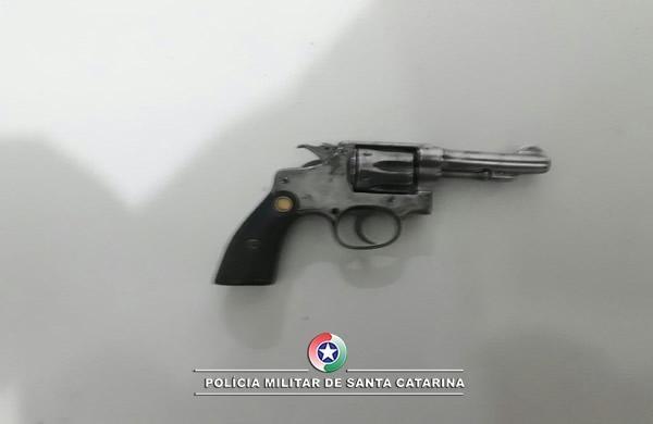 PM detém trio com revólver em Ituporanga