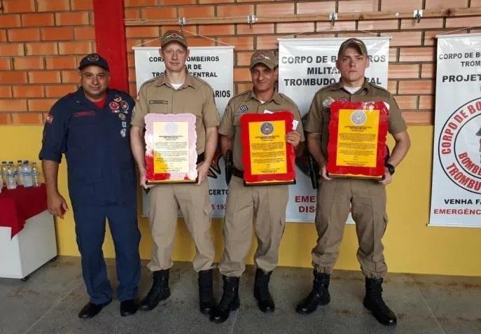 PMs de Atalanta recebem homenagem dos Bombeiros