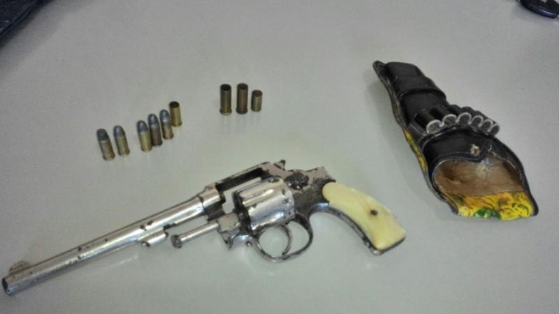 Polícia encontra arma, munições e pássaros em residência em Atalanta