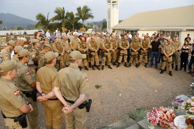 Policiais e bombeiros prestam homenagens ao PM morto em Guabiruba