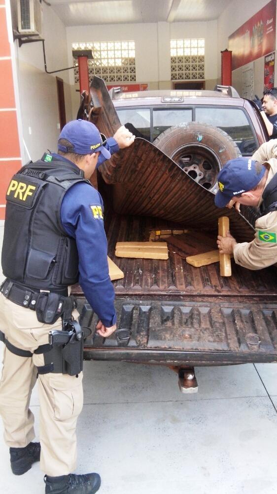 Policiais encontram 90 quilos de maconha escondidos em fundo falso de caminhonete em Alfredo Wagner  