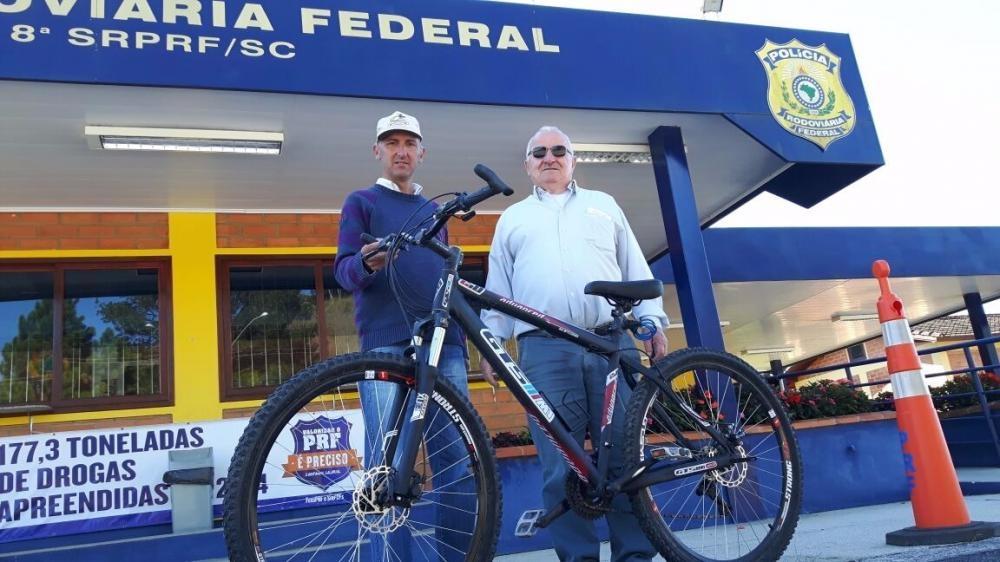 Policiais salvam ciclista do frio na BR-282 e descobrem que bicicleta havia sido furtada de portador de deficiência auditiva em Ituporanga