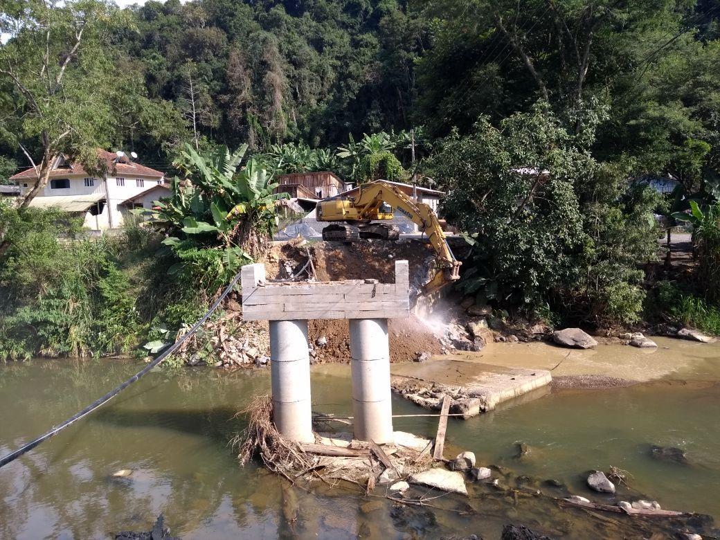 Ponte é demolida em Vidal Ramos