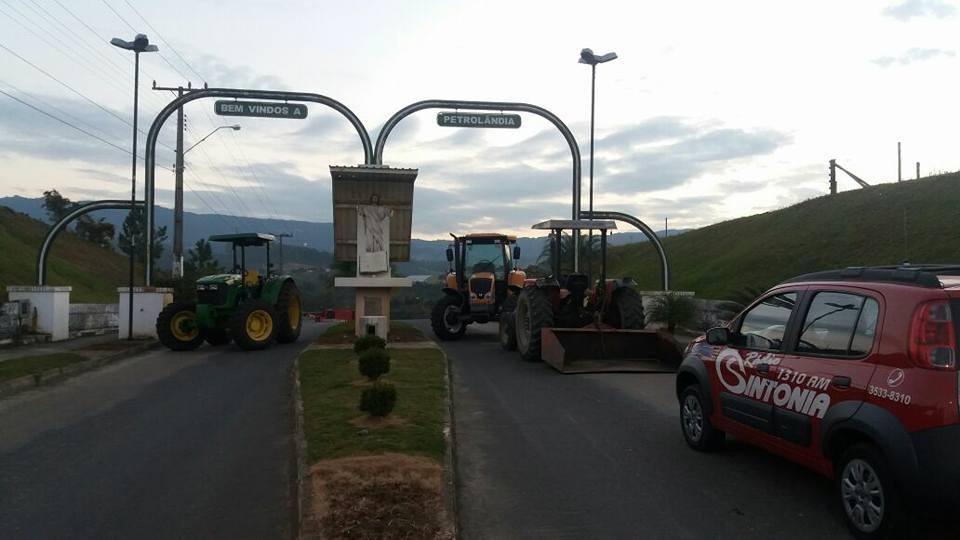 Prefeito de Petrolândia é alvo de críticas por conta do desbloqueio da rodovia SC-110