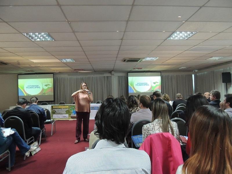 Prefeito de Petrolândia participa de encontro regional de municípios 