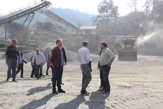 Prefeitos do Alto Vale conhecem usina de asfalto em Gaspar 