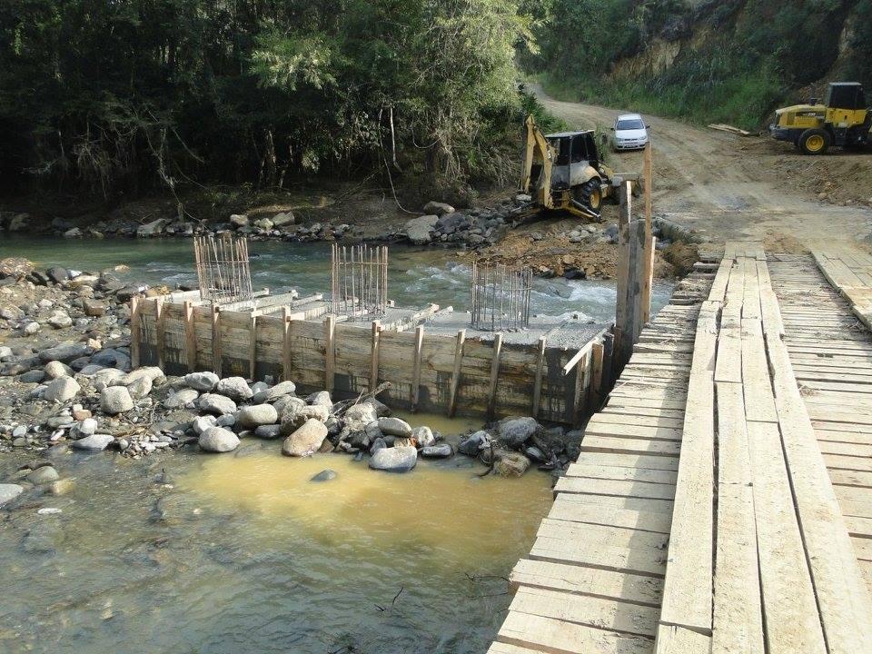 Prefeitura de Vidal Ramos trabalha na construção da ponte na comunidade de Indaialzinho