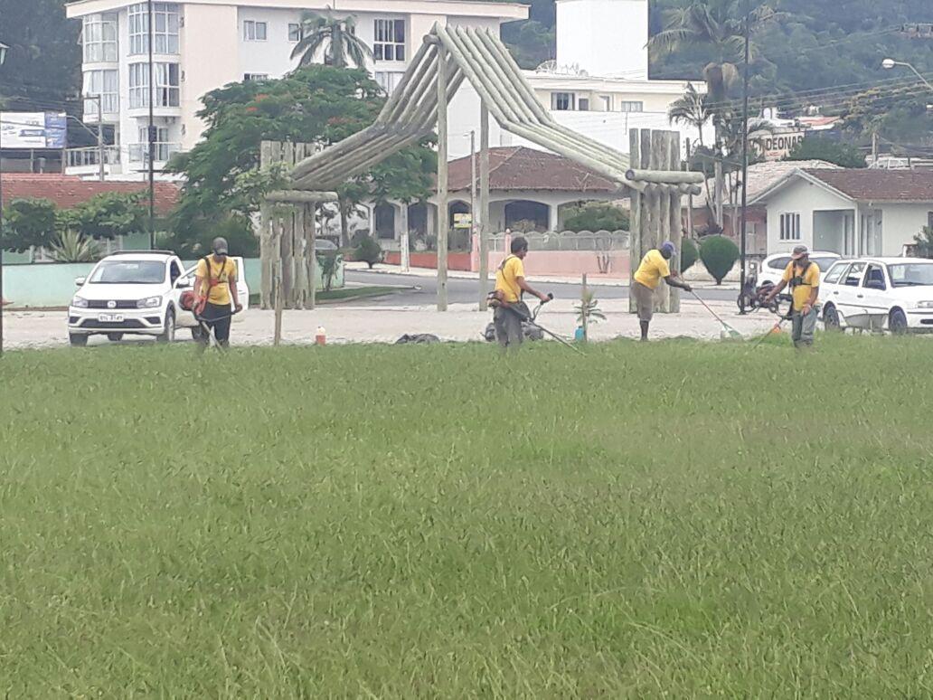 Prefeitura realiza roçada Parque das Cidades em Ituporanga
