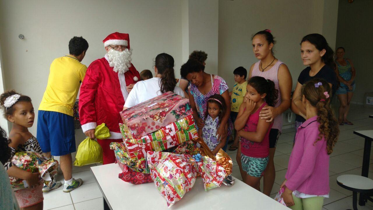 Presentes da campanha Papai Noel dos Correios são entregues a cerca de 70 crianças em Ituporanga